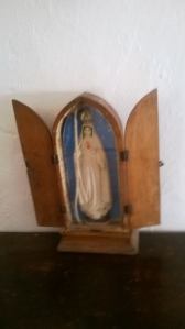 Pequeño retablo de virgen de casa en casa